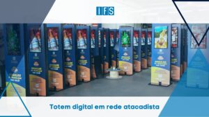 Rede atacadista utiliza totem digital para comunicação com o público