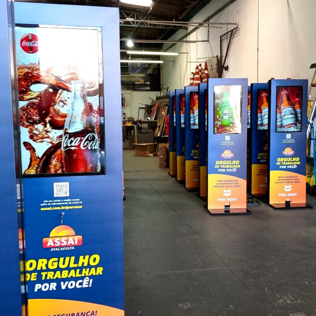 totens digitais com dispenser de álcool em gel nas entradas dos estabelecimentos.